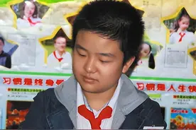 肩挑“五道杠”，因“一脸官相”照片走红的小学生，后来怎样了？图片