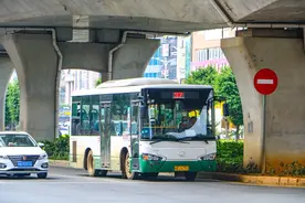 在公交车上听到了“功勋卡”三个字，当上都惊呆了图片