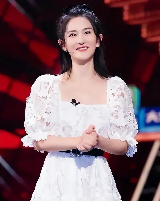 谢娜夫妇带三女儿外出，有谁注意跳跳俏俏的保姆？刷新了我的认知