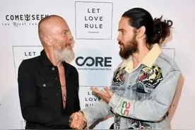 曾跟章子怡“叠罗汉”的未婚夫Vivi，现身默多克婚礼，瘦成植物人图片