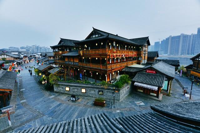 三面环山的湖南，湘江、资水、沅江、澧水汇入洞庭湖，流入长江。