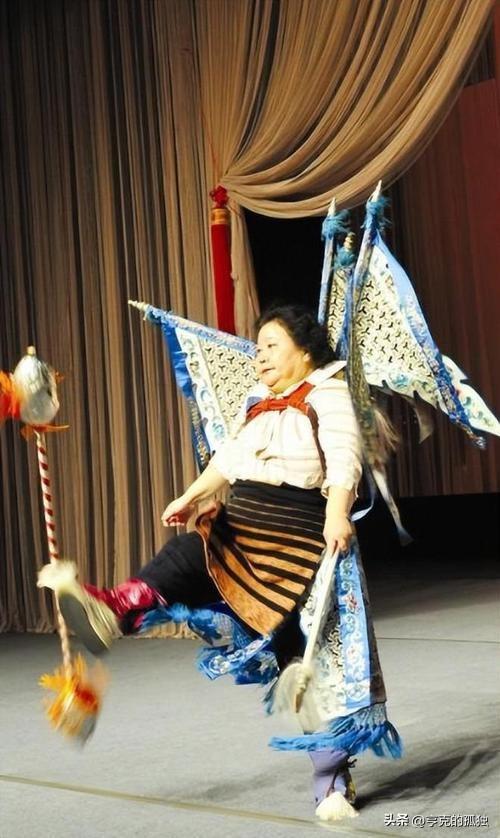 吃里爬外，永不回国？她带领30名演员选择留美，如今年过花甲归来