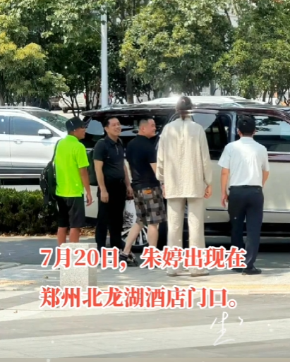 从“铁榔头”到“整容狂魔”，64岁郎平成了这样，差点认不出来了