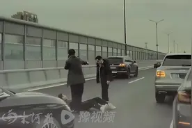 杭州高架打人的宾利车主被刑拘，警方通报：两人系表兄弟，因经营纠纷引发 律师：宾利车主涉嫌故意伤害！图片