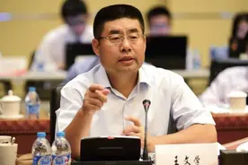 欠债2600亿，当街抱头痛哭！给员工送宝马的河北首富，彻底怂了图片