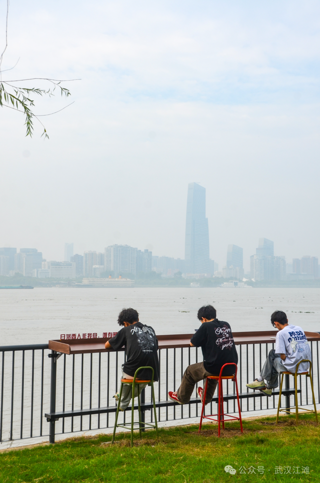 要读懂武汉人的浪漫，就去江滩吧！新上的一批观景座椅太“撩人”啦