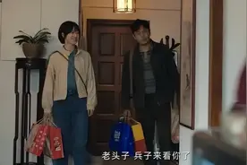 黄金搭档植入热剧《三大队》，秦昊手拎脑白金看恩师图片