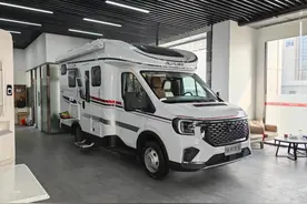 适合2-4人出行的瑞弗FT800房车，能过限高双床设计，空间布局灵活图片