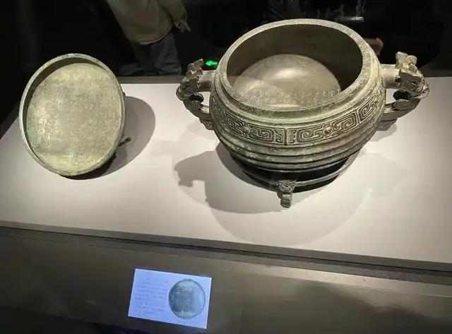女子逛博物馆，指着镇馆之宝惊呼：这没盖的碗，和我家盖子是一对