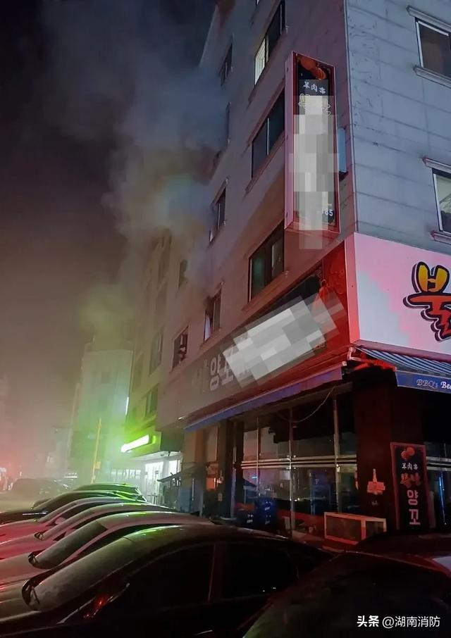 凌晨大楼起火！女子将两个月大的孩子递给隔壁楼邻居后不幸坠楼身亡
