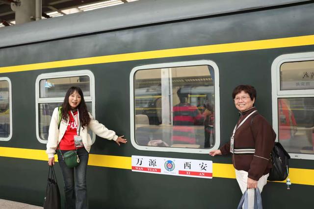 巴山大峡谷秋意浓，今年首趟跨省“环秦岭”赏秋银发旅游专列开行