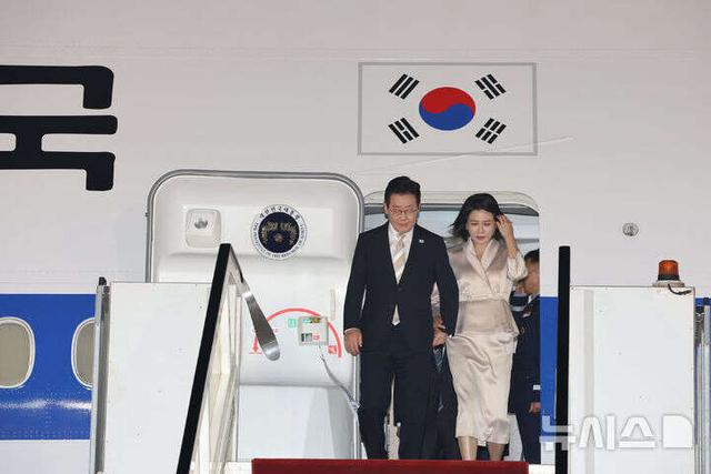 韩国第一夫人惊艳了埃及！59岁穿丝绸收腰裙，小腹凸起也难掩风韵