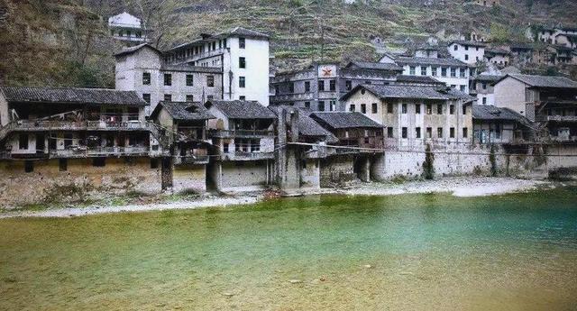 重庆冷门县城，至今没有铁路过境，被高铁遗忘，却暗藏世界级景点