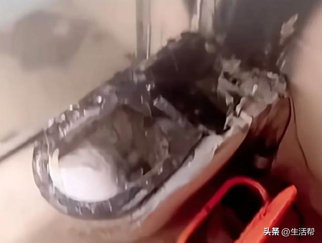 1090元智能马桶家中突发爆炸，下水流入楼道电梯，女子：还好我不在家，不然就把我炸了