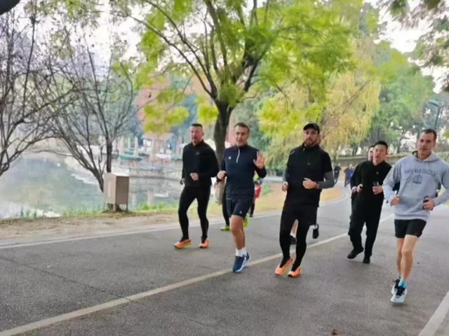 马克龙打卡乾隆花园和锦城湖公园：选这俩地方不止看风景那么简单