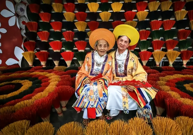 花98元看喷漆土堆！小红书“照骗”真相：镜头里的美景全是套路