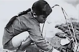 开国少将回乡祭祖，见到等自己22年的童养媳，妻子却说：接她回家图片