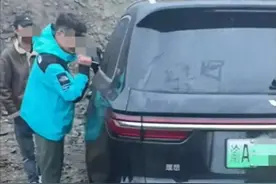 一家三口出游突遭暴雨冰雹，4000米海拔手机信号弱车门打不开，车主无奈砸窗，理想客服回应图片