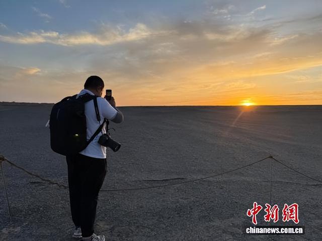 夕阳染金敦煌雅丹更显神秘