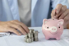 “存银行19年，215元变8元”？要让每一笔消费都明明白白！图片