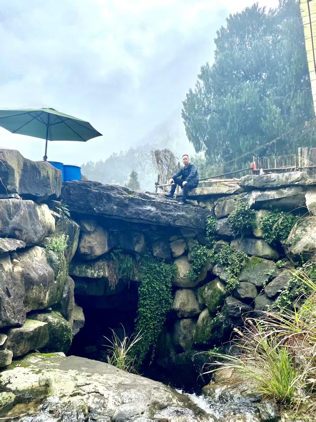 仙居县余下坑村，云卷云舒推窗风满帘，望水望山枝头花盈春