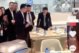 马云从伦敦回国，现身阿里总部：年轻人疯狂欢迎，西装革履太精神图片