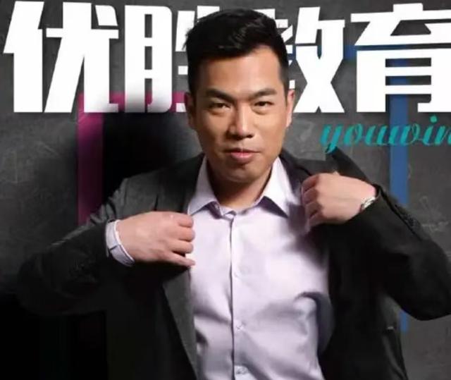 善恶终有报，曾经在求职节目里咄咄逼人的老板，如今竟沦落成这样