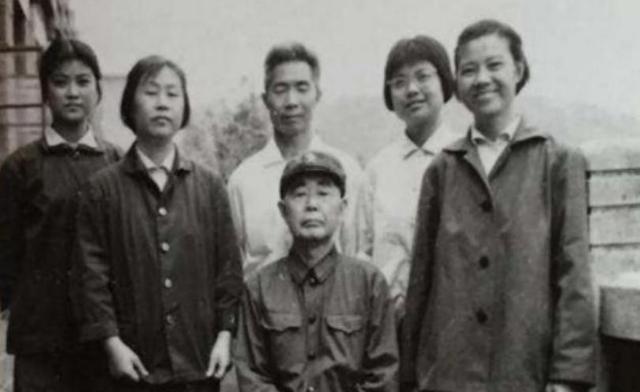 开国上将陪侍病重妻子，不料妻子指着主治医生：你娶了她我才安心