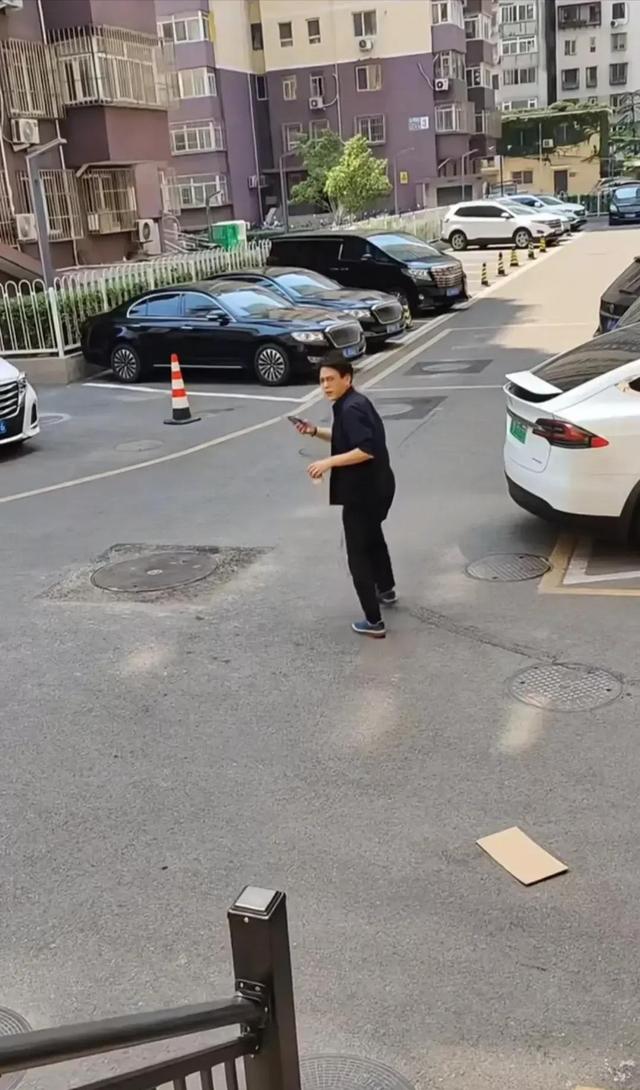 网友在北京路口碰到靳东啦！这天儿热得要命，他居然还穿那么讲究