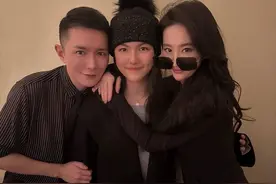 王诗龄与刘亦菲李现聚会照公开 贴脸合照表情俏皮可爱图片