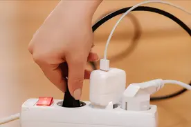 老电工提醒：家里“4个”插头不拔，电费成倍上涨，是哪“4个”？图片