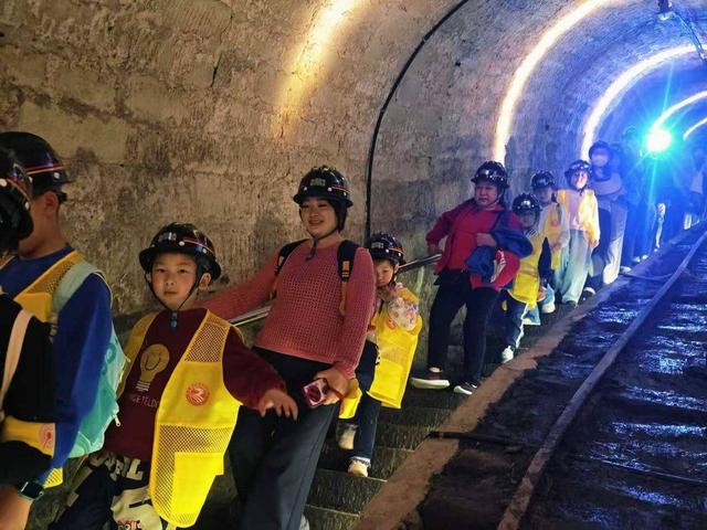 坐上蒸汽小火车，这堂春假“行走的课堂”开进工业遗址