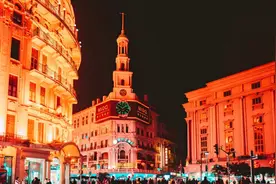 中国十大著名步行街 1、上海南京路步行街 2、北京▪王府井步行街图片