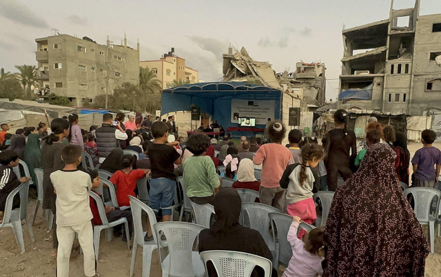 废墟搭帐篷办影展，加沙女性借光影，诉说战乱中的苦难与希望！