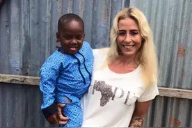 那个被白人美女喂水喝的非洲小男孩，现在怎么样了？图片