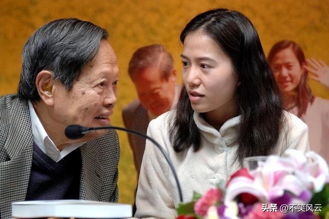 杨振宁离世不到1个月，翁帆近况意外曝光，没有牺牲，无须自证