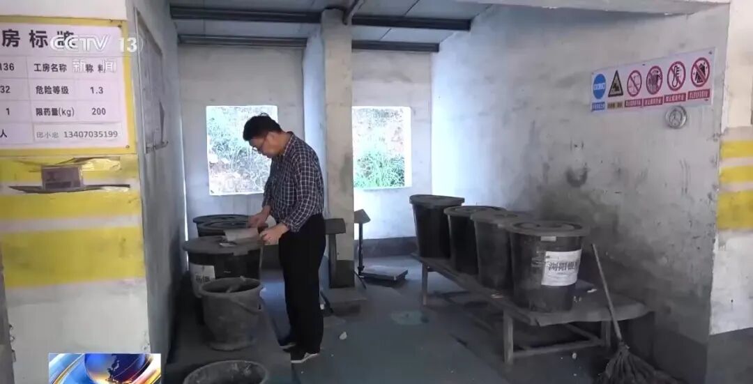 浏阳烟花厂墙上挂钟停止在爆炸瞬间,央视披露浏阳爆炸烟花厂内部画面!