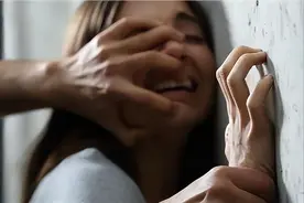 实名举报遭亲生父亲强奸女子称其父被逮捕：案件已移送检察院起诉 律师：家门之内 不是法外之地图片