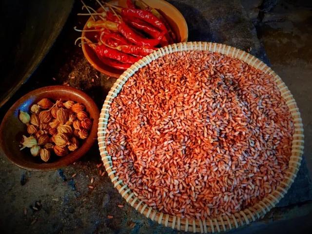 来元阳泼水“浇”个朋友，再把米香带回家