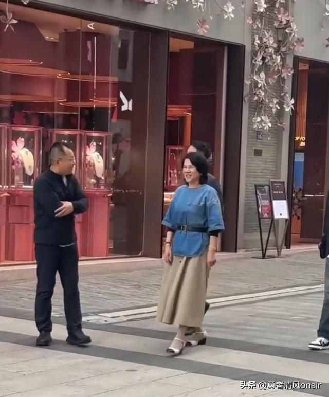 71岁董明珠现身武汉，半身裙小皮鞋打扮洋气, 与小朋友贴贴好有爱