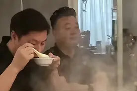 汤灿中秋节与大老板、社会名人聚餐，素颜出镜不戴翡翠苍老无气质图片