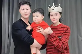 67岁赵本山与妻子同框，儿女合影庆生显温馨，一家人幸福满满图片