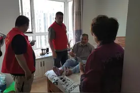 78岁患病爷爷家中摔倒，奶奶扶不起来，幸亏他们及时赶到图片