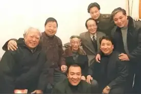 2001年，马三立与马季等相声晚辈合影，为何姜昆坐着马志明却站着图片