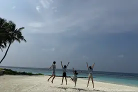 邓超晒与孙俪跳舞视频，庆祝结婚15年：今天是我们的水晶婚图片