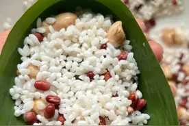 南北方端午节用的粽子叶不一样，南方多用箬叶，北方常用苇叶图片