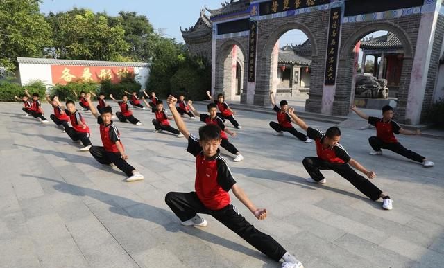 练太极总纠结“直拳”？懂了“折叠转换”和“蓄势”，才算摸到门