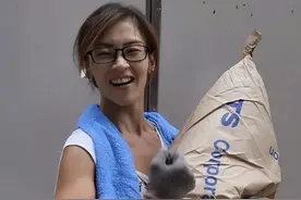 香港“最美搬运工”朱芊佩，当初被富豪看中，今靠自己成人生赢家图片