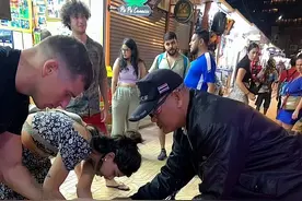 俩外国女孩在泰国醉到昏迷，近乎赤身很狼狈，被抬上手推车引围观图片