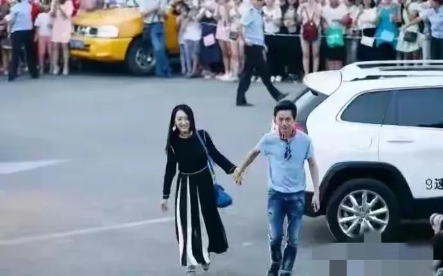 何炅和杨钰莹街头牵手 画面温馨 何炅年事已高 杨钰莹依然美丽动人